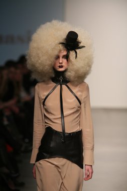 nina athanasiou Show'da model