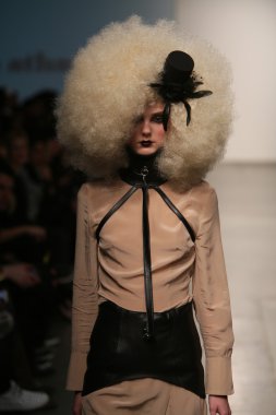 nina athanasiou Show'da model