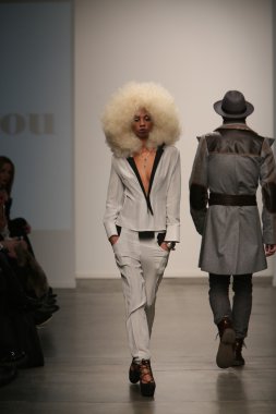 nina athanasiou Show'da model