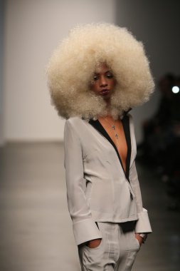 nina athanasiou Show'da model