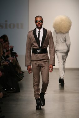 nina athanasiou Show'da model