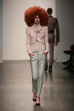 nina athanasiou Show'da model