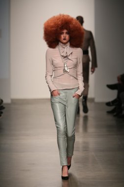 nina athanasiou Show'da model