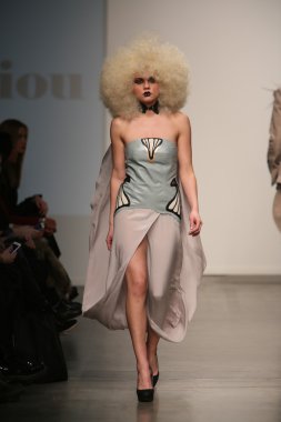 nina athanasiou Show'da model