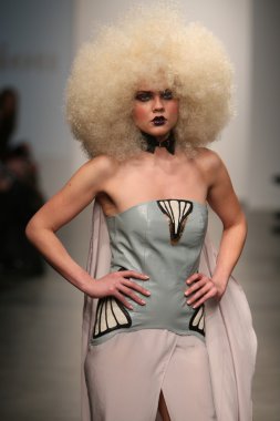 nina athanasiou Show'da model