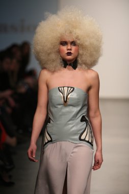 nina athanasiou Show'da model