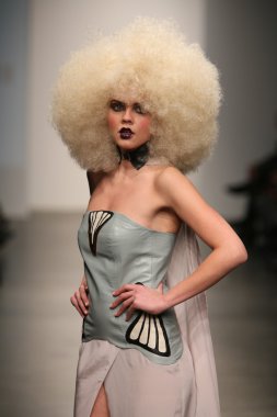 nina athanasiou Show'da model