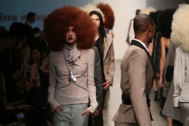 modelleri nina athanasiou gösteri pist yürür