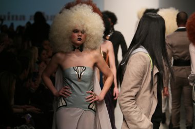 modelleri nina athanasiou gösteri pist yürür