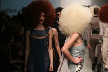 modelleri nina athanasiou gösteri pist yürür