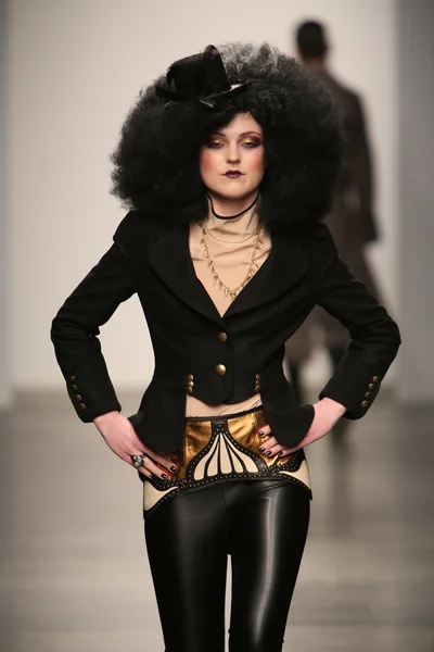 Model at Nina Athanasiou show — Stock Photo, Image