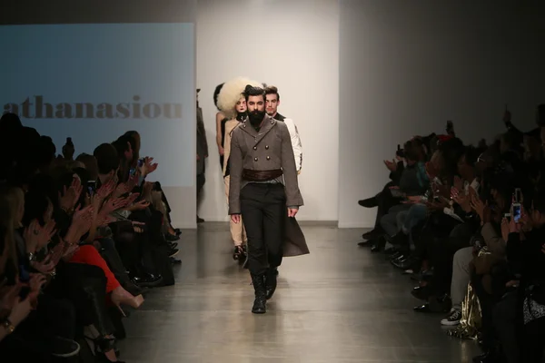 Models walks runway at Nina Athanasiou show — Stock Photo, Image