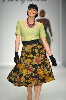 tatyana tasarımlar pist model yürür