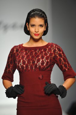 tatyana tasarımlar pist model yürür