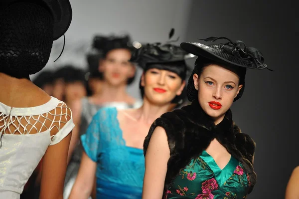 Modeller gå banan vid tatyana mönster — Stockfoto