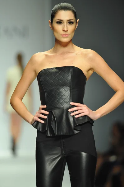 Model walks runway at Ina Soltani — Stock Photo, Image