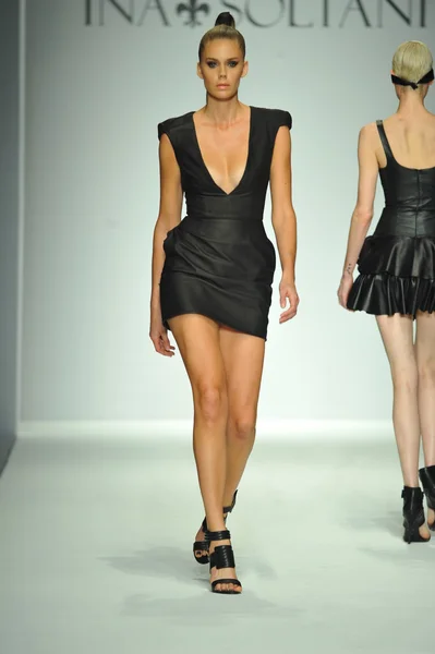 Model walks runway at Ina Soltani — Stock Photo, Image