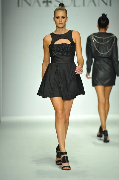 Model walks runway at Ina Soltani — Stock Photo, Image