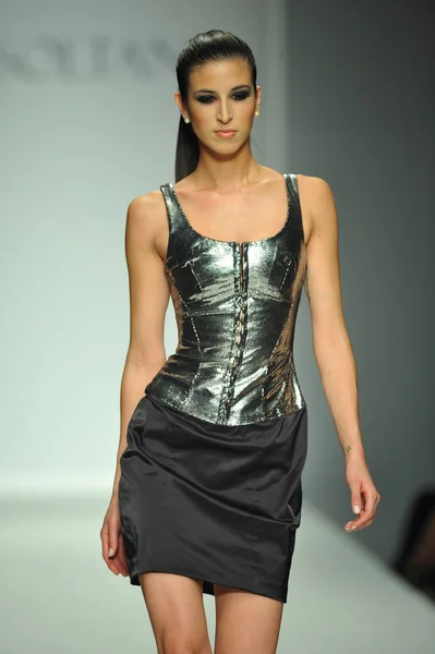 Model walks runway at Ina Soltani — Stock Photo, Image