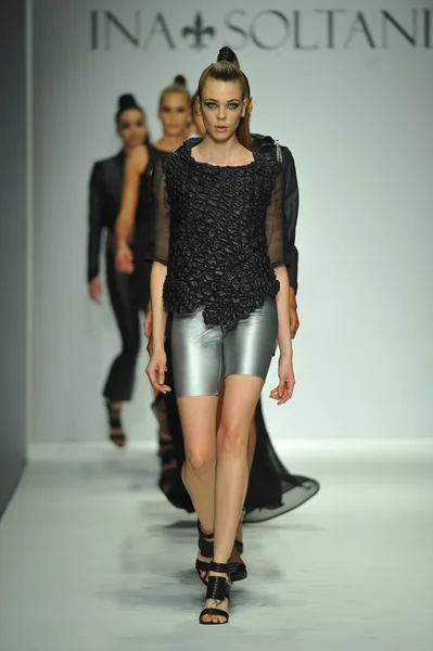 Models walk runway at Ina Soltani — Stock Photo, Image