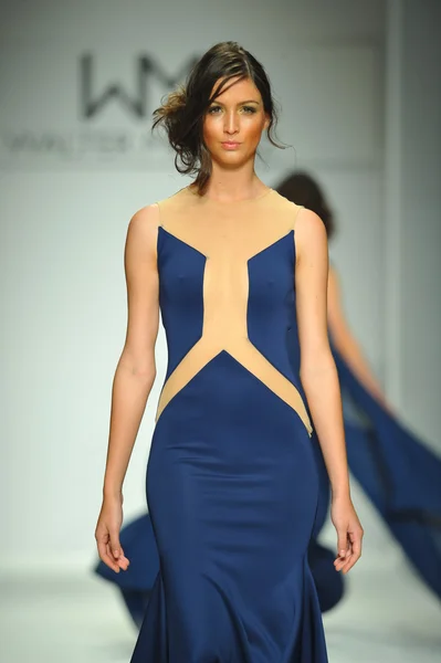 Model at Walter Mendez fashion show — Stock Photo, Image