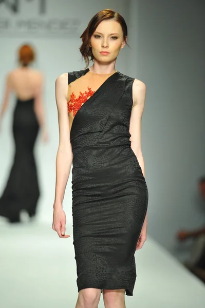 Model at Walter Mendez fashion show — Stock Photo, Image
