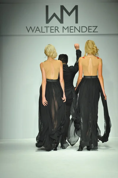 Projektant walter mendez i modele — Zdjęcie stockowe