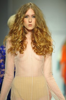 r. modellerini michelle defile