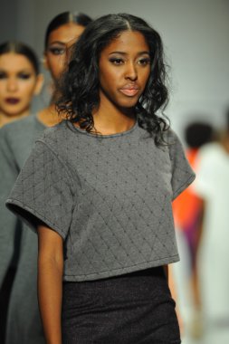 r. modellerini michelle defile