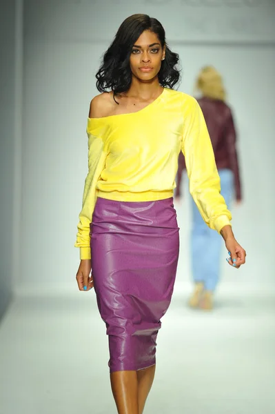 Модель на модном показе R. Michelle — стоковое фото