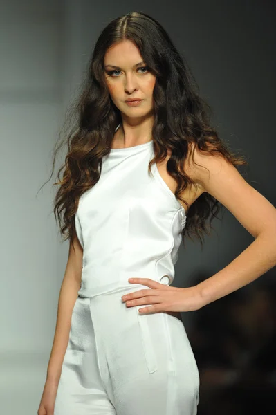 Model at R. Michelle fashion show — Stock Photo, Image