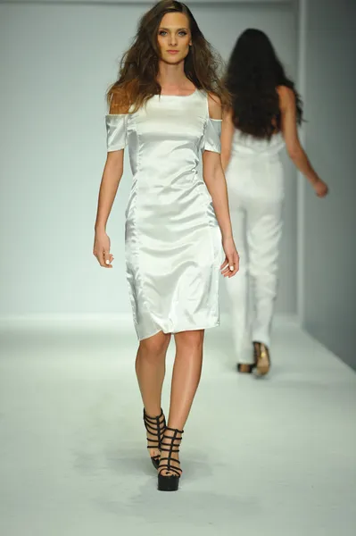 Модель на модном показе R. Michelle — стоковое фото