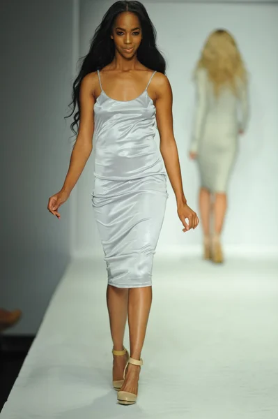 Model at R. Michelle fashion show — Stock Photo, Image