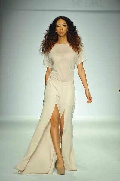 Modelo en R. Michelle desfile de moda — Foto de Stock
