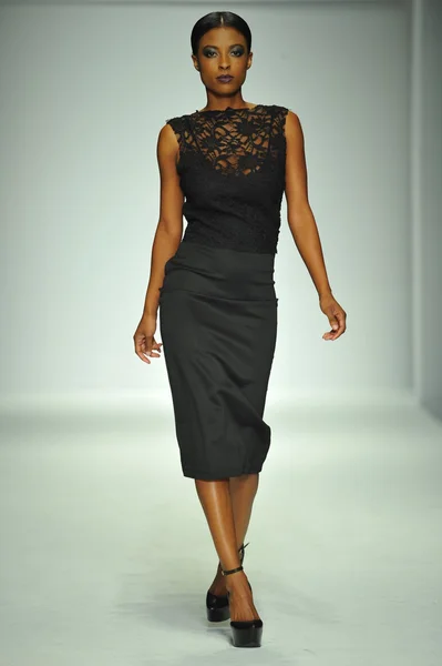 Modelo en R. Michelle desfile de moda — Foto de Stock