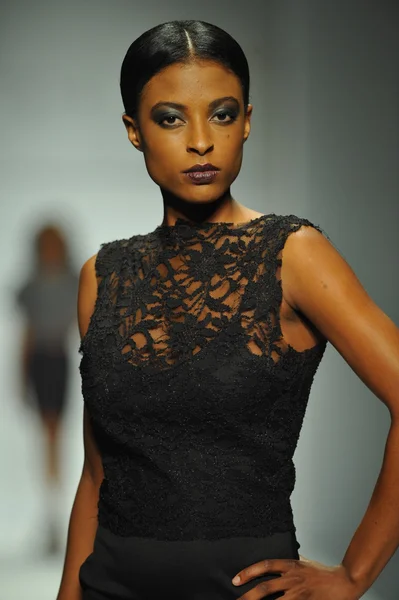 Model at R. Michelle fashion show — Stock Photo, Image