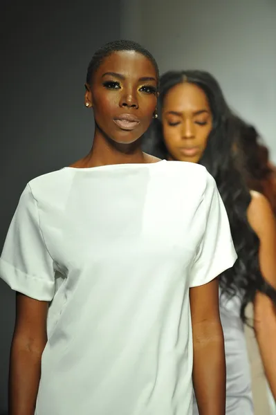 Модели на модном показе R. Michelle — стоковое фото