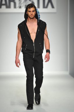 model artistix gösteri pist yürür