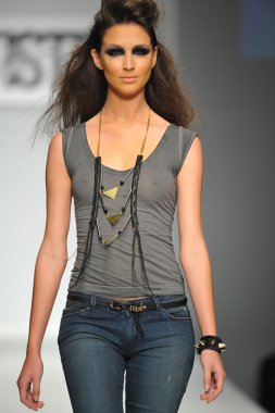 model artistix gösteri pist yürür