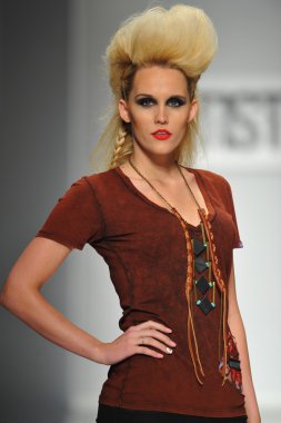 model artistix gösteri pist yürür