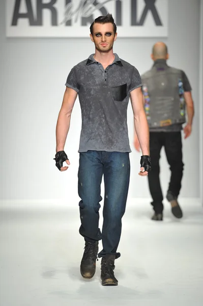 Model walks runway at Artistix show — Stock Photo, Image