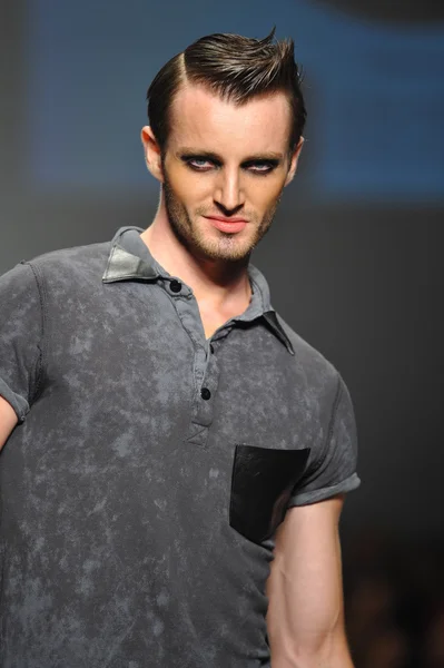 Model walks runway at Artistix show — Stock Photo, Image