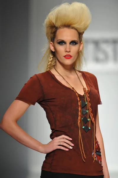 Model walks runway at Artistix show — Stock Photo, Image