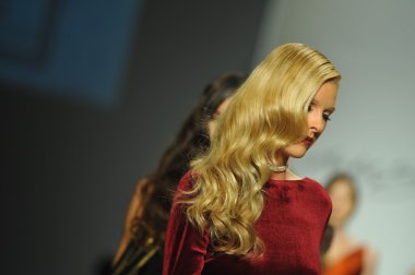 andre soriano moda şovunda modelleri