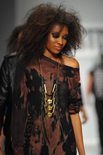 Model walks runway at Artistix show — Stock Photo, Image