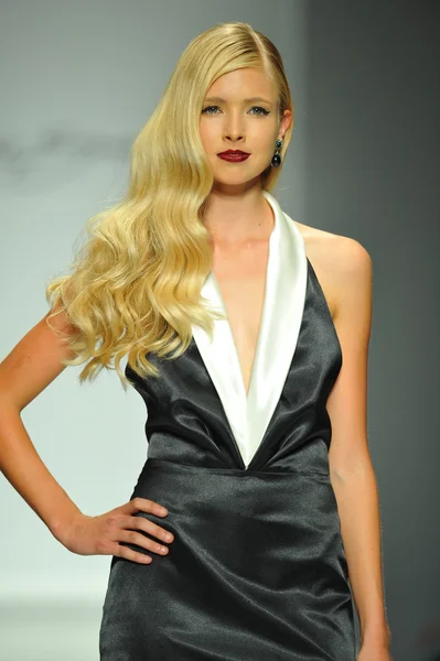 Model op andre soriano fashion show — Stockfoto