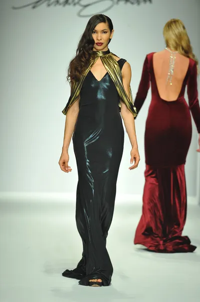 Модель на показе мод Андре Сориано — стоковое фото