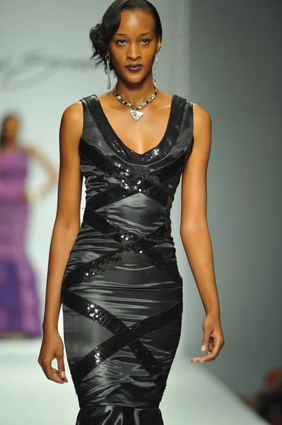 Model op andre soriano fashion show — Stockfoto