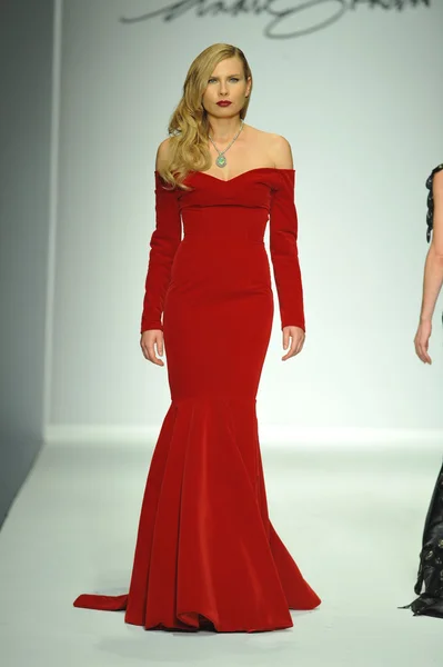 Model at Andre Soriano fashion show — Stock Photo, Image