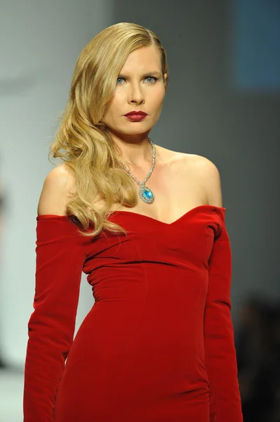 Modelo en Andre Soriano desfile de moda — Foto de Stock